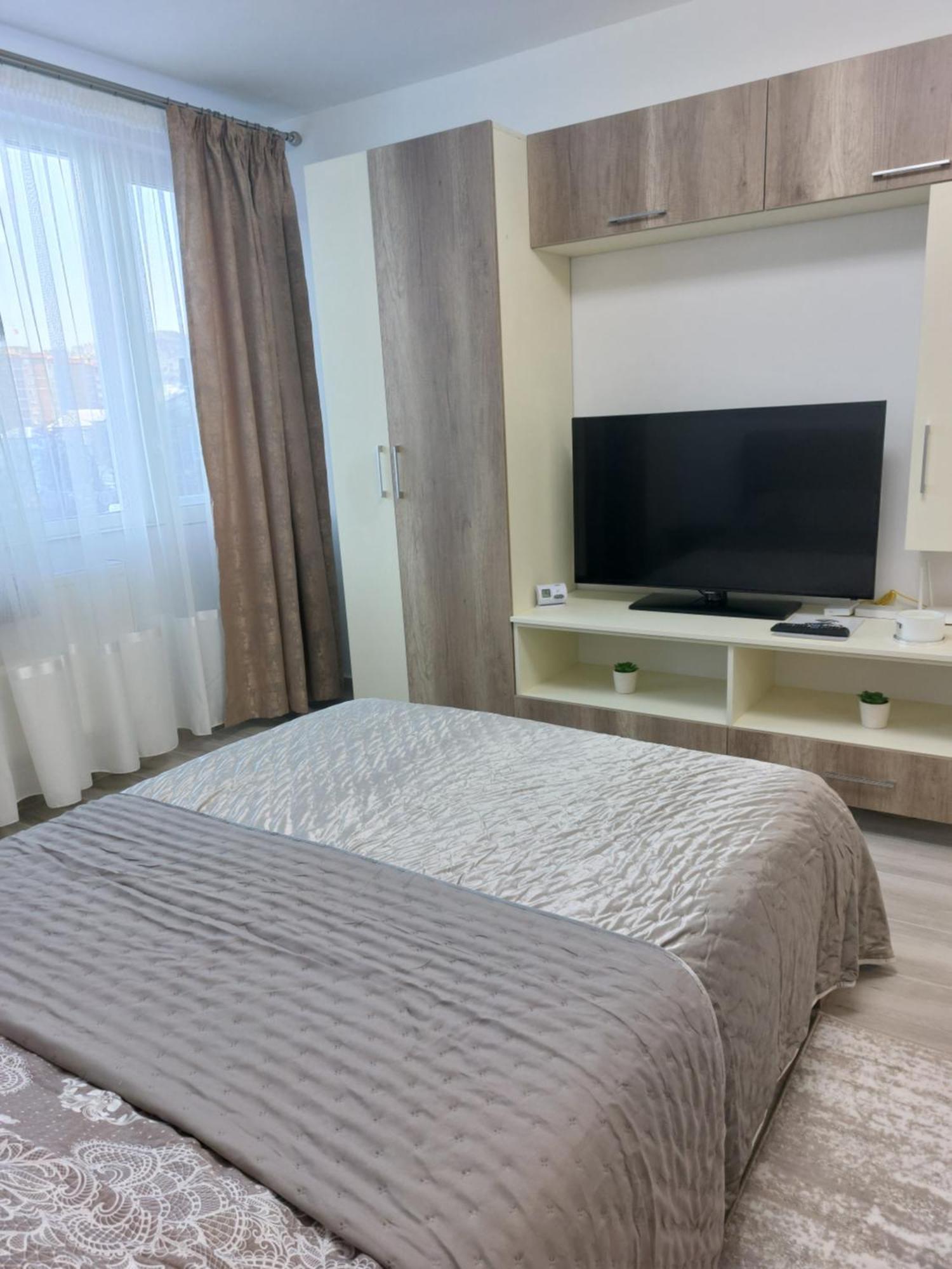 Rg Garsoniera Central بياترا نام المظهر الخارجي الصورة